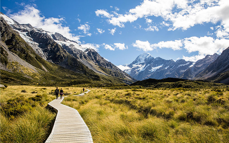 Breathtaking scenery along the Hooker Valley Track in Mount Cook National Park